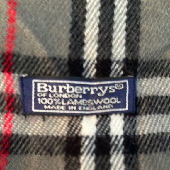 Burberry Gray , Black, and Red Checkered Scarf - Vintage Burberrys. - lambs wool - Picture 8 of 14